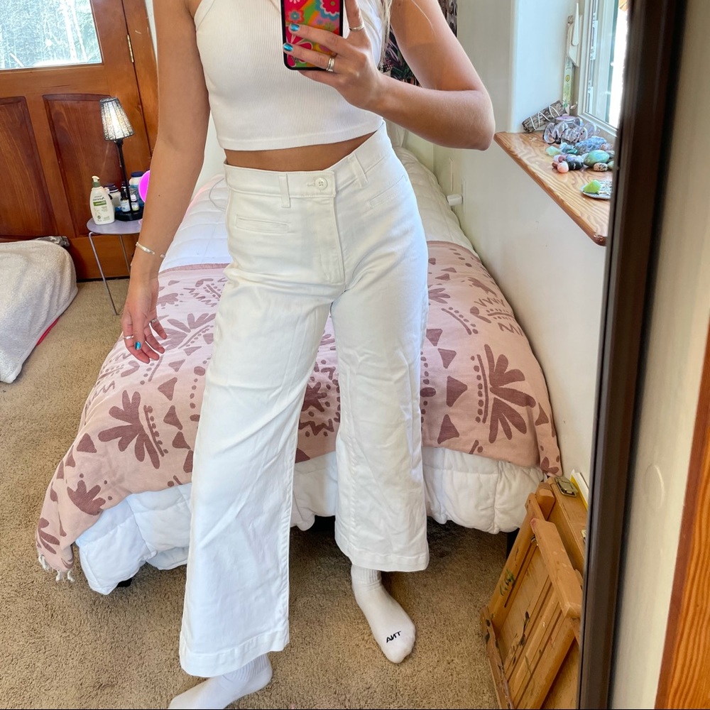 Levi’s white Ribcage cropped bootcut jeans, 26”